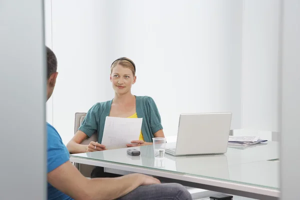 Mujer hablando con el hombre — Foto de Stock