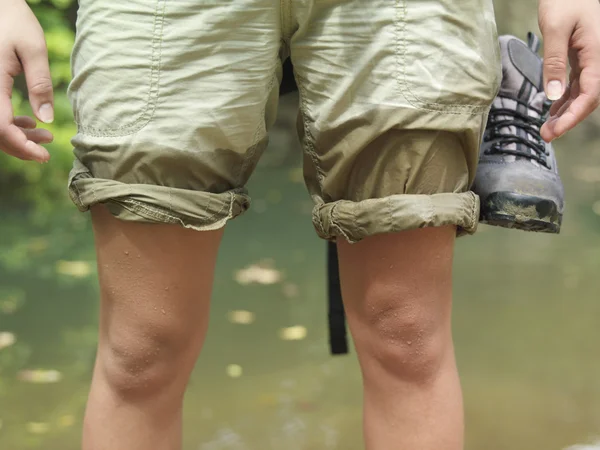 Frau mit hochgekrempelter Hose im Wasser — Stockfoto