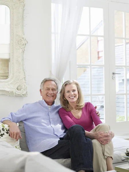 Couple sitting on sofa — Stock Photo, Image