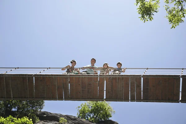 Famiglia sul ponte pedonale — Foto Stock