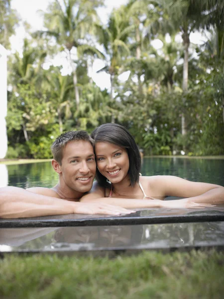 Casal sorrindo na piscina — Fotografia de Stock