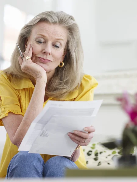 Mujer leyendo documentos en papel — Foto de Stock