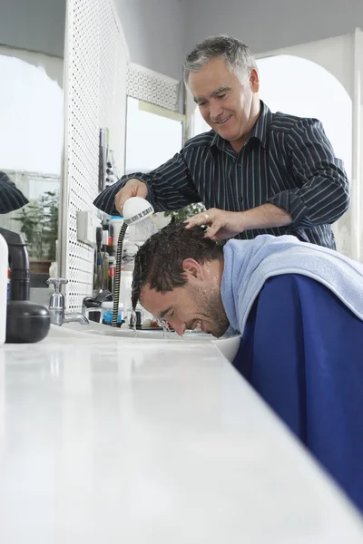 Tête de lavage de barbier dans le salon de coiffure — Photo