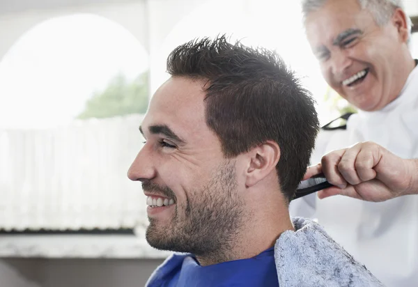 Barber cutting  hair — Stock Photo, Image