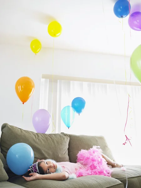 Junges Mädchen auf Sofa liegend — Stockfoto