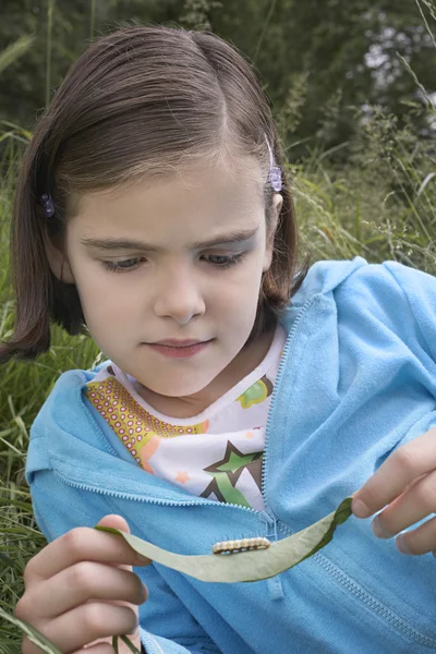 Menina examinando Caterpillar — Fotografia de Stock