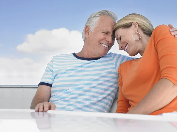 Pareja abrazando y sonriendo — Foto de Stock