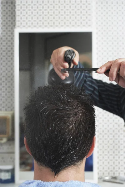 Barber cutting  hair — Stock Photo, Image