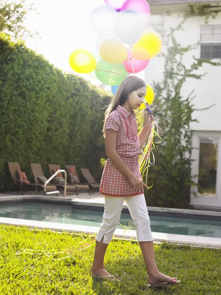 Meisje lopen met ballonnen — Stockfoto