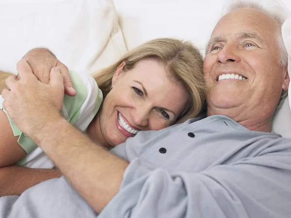 Pareja mintiendo — Foto de Stock