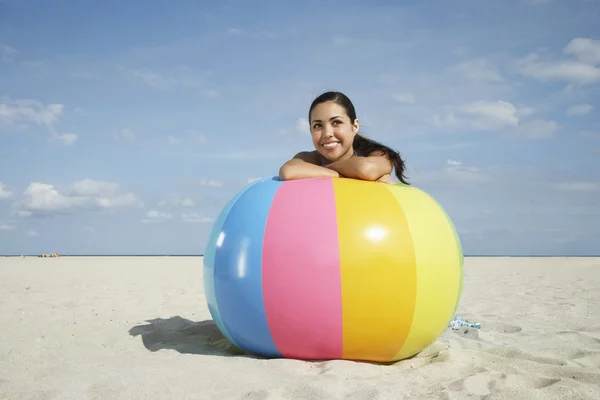 Teenager-Mädchen sitzt hinter Ball — Stockfoto