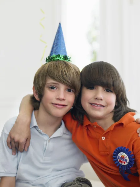 Chicos en la fiesta de cumpleaños —  Fotos de Stock