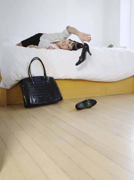 Mujer acostada en la cama — Foto de Stock