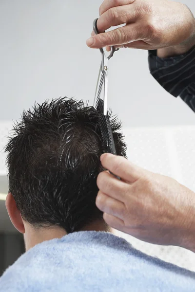 Barber cutting  hair — Stock Photo, Image