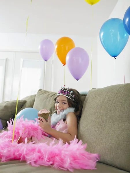 Young girl eating cupcake — Stock Photo, Image