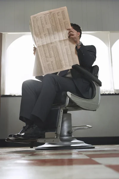 Geschäftsmann liest Zeitung — Stockfoto