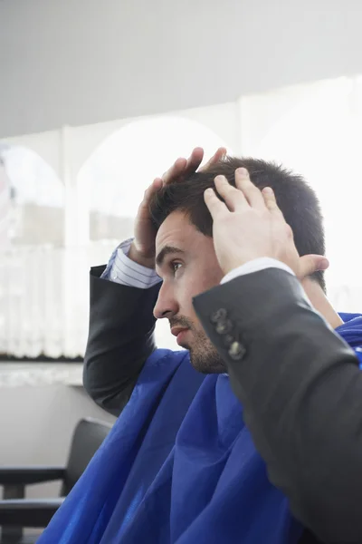Affärsman kontrollera klippa hår — Stockfoto