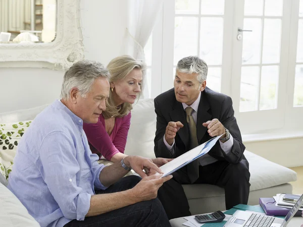 Paret sitter på soffan med finansiell rådgivare — Stockfoto