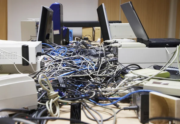 Mess de fils reliant les ordinateurs — Photo