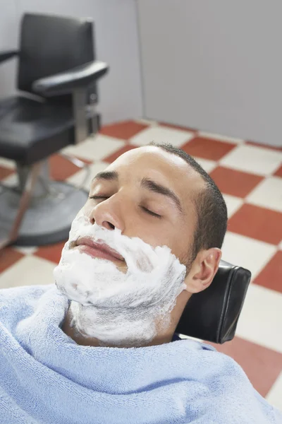 Hombre con espuma de afeitar — Foto de Stock