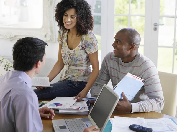 Koppel met financieel adviseur — Stockfoto