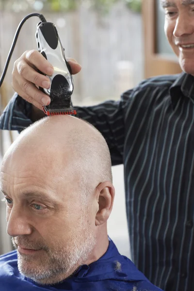 Barber shaving  head — Stock Photo, Image