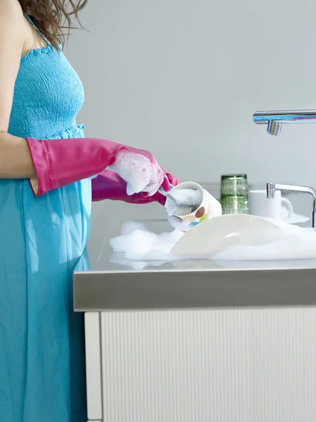 Femme lave la vaisselle — Photo