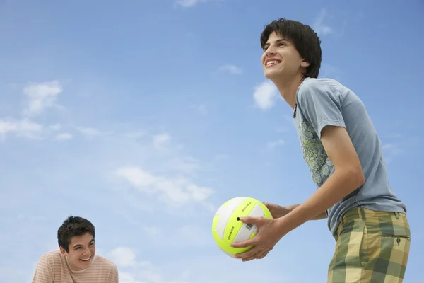 Les garçons adolescents jouant au volley-ball — Photo