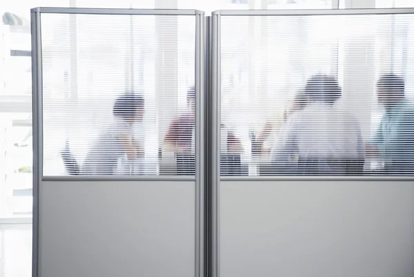 Reunião de negócios por trás da partição — Fotografia de Stock