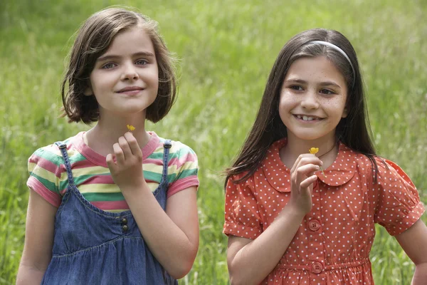 两个女孩子，手捧鲜花 — 图库照片
