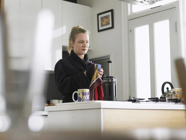 Woman standing in kitchen — Stock Photo, Image