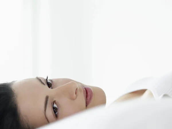 Mujer acostada — Foto de Stock