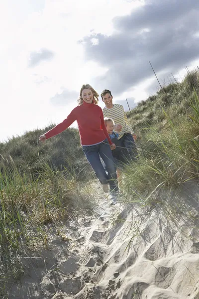 Parents et fille courir — Photo