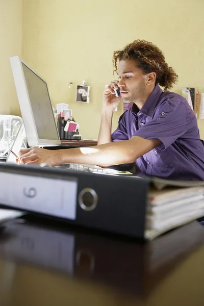 Homme travaillant au bureau — Photo