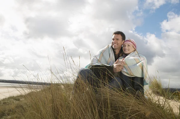 Couple embracing in grass — Stock Photo, Image