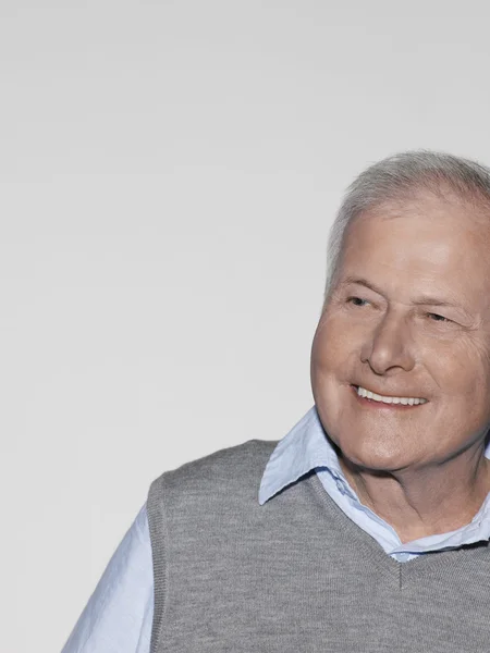 Homem sorrindo em estúdio — Fotografia de Stock