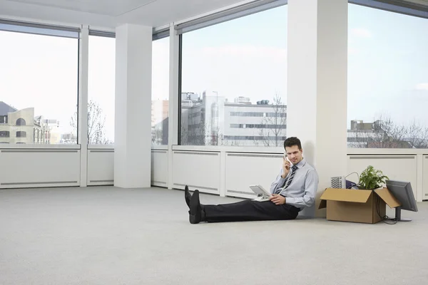 Trabalhador de escritório falando por telefone — Fotografia de Stock