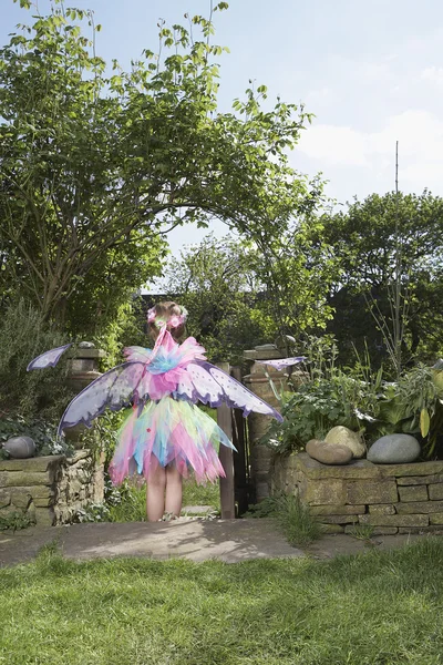 Menina de pé no jardim — Fotografia de Stock