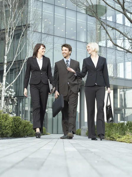 Drie mensen uit het bedrijfsleven lopen — Stockfoto
