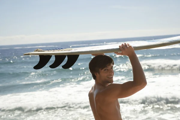 Man met surfplank — Stockfoto