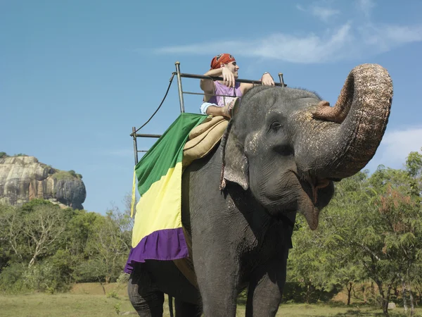 Mulher montando no elefante — Fotografia de Stock