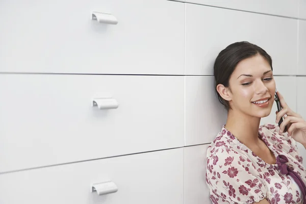 Vrouw leunend op kabinet — Stockfoto