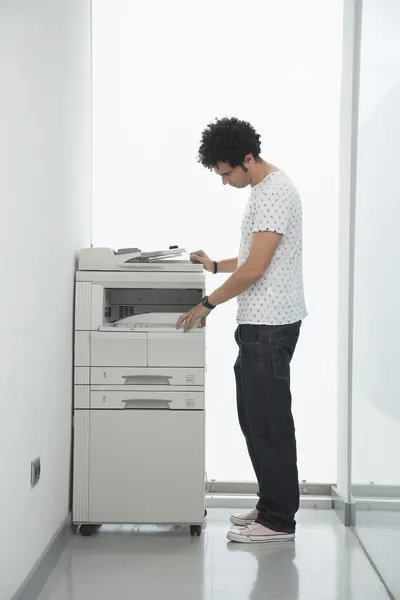 Homme utilisant une machine à copier — Photo