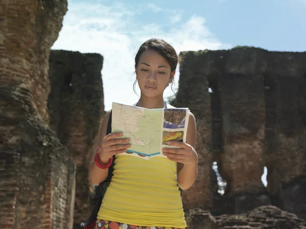 Woman reading guide book — Stock Photo, Image