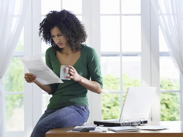 Vrouw die papieren document leest — Stockfoto