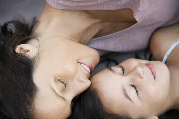 Madre e hija descansando — Foto de Stock