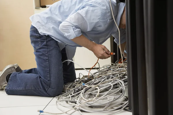 Hombre trabajando en hardware — Foto de Stock