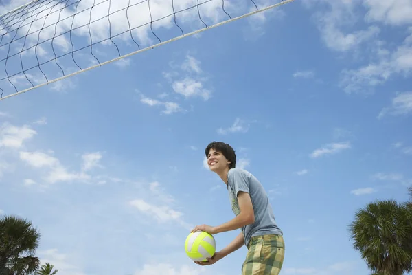 Menino jogando vôlei de praia — Fotografia de Stock