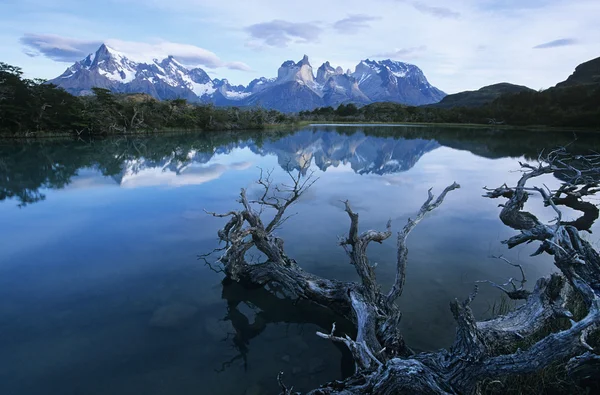 Lago tranquilo en las montañas — Foto de Stock