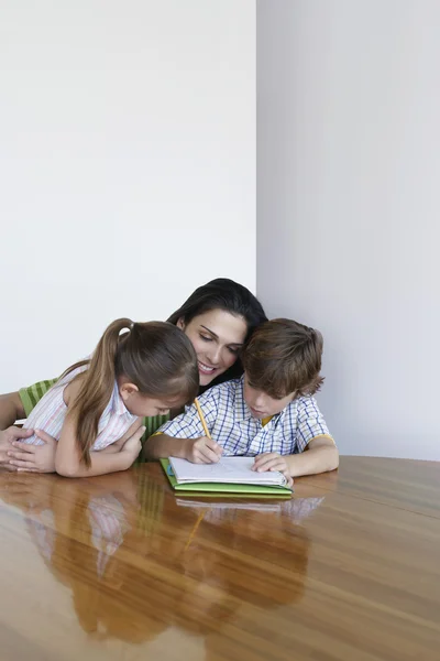 Figlio e figlia a fare i compiti — Foto Stock